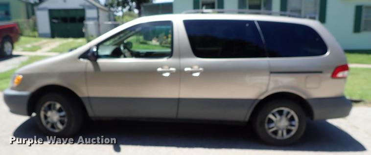image for item DF1217 2002 Toyota Sienna van
