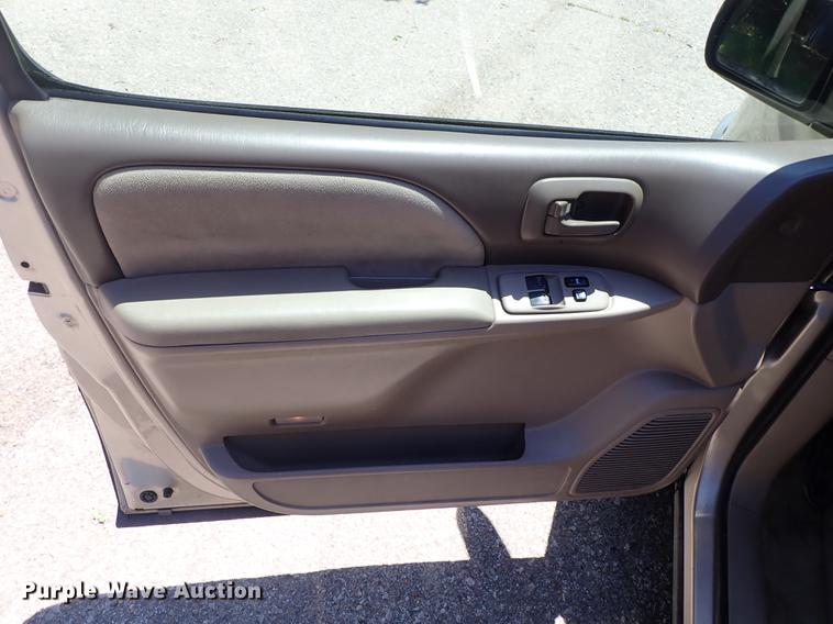 image for item DF1217 2002 Toyota Sienna van