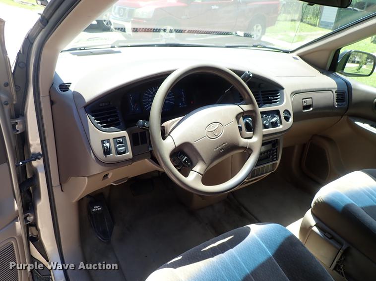 image for item DF1217 2002 Toyota Sienna van