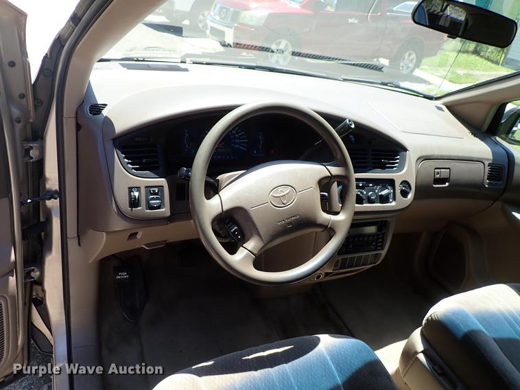 image for item DF1217 2002 Toyota Sienna van