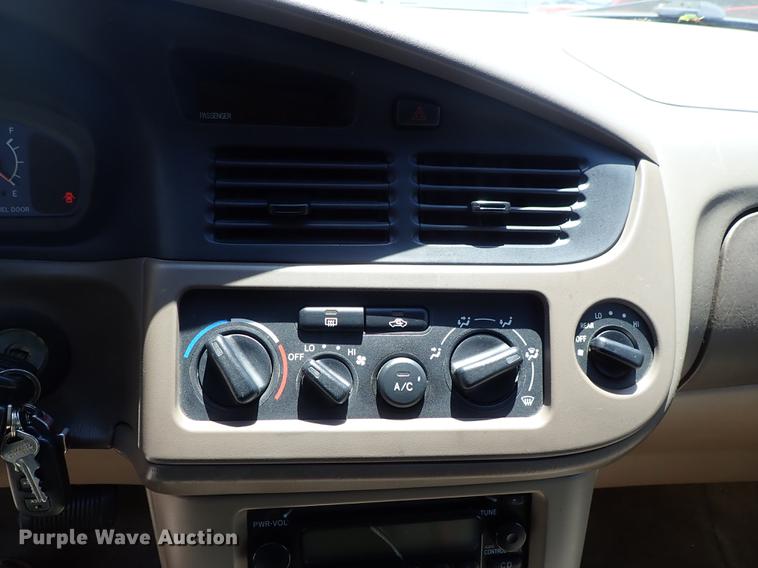 image for item DF1217 2002 Toyota Sienna van