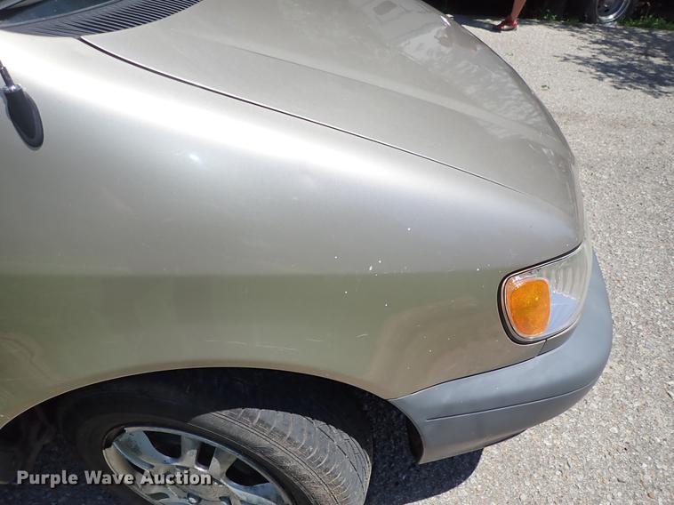 image for item DF1217 2002 Toyota Sienna van