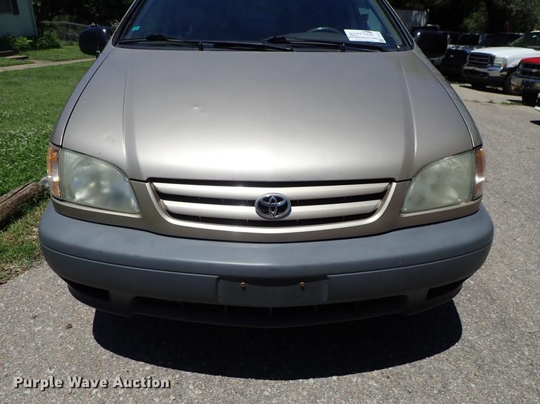 image for item DF1217 2002 Toyota Sienna van