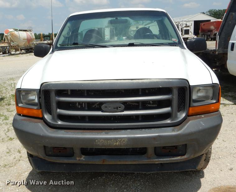 image for item DF7324 2001 Ford F350 Super Duty XL pickup truck