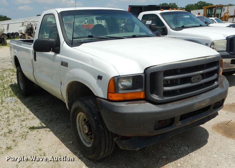 image for item DF7324 2001 Ford F350 Super Duty XL pickup truck