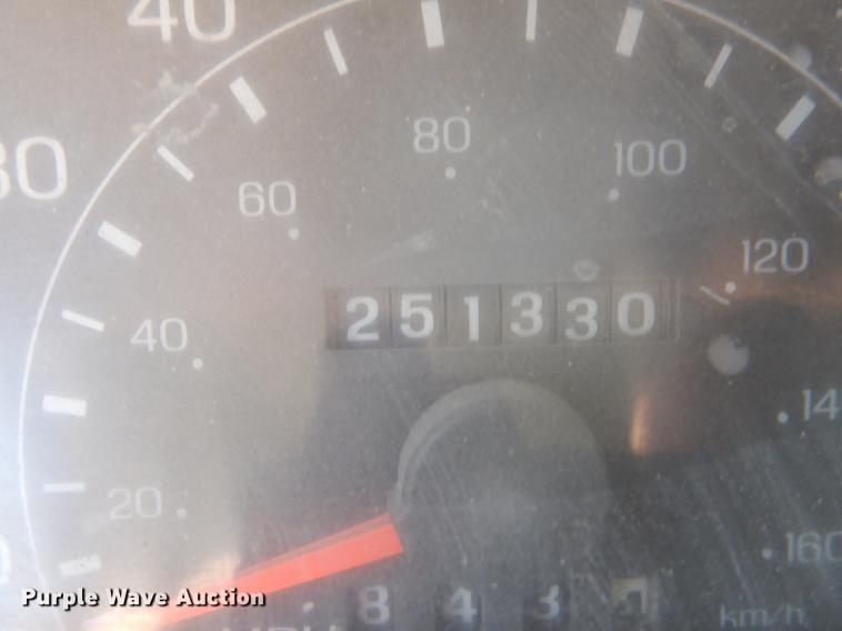 image for item DF7324 2001 Ford F350 Super Duty XL pickup truck