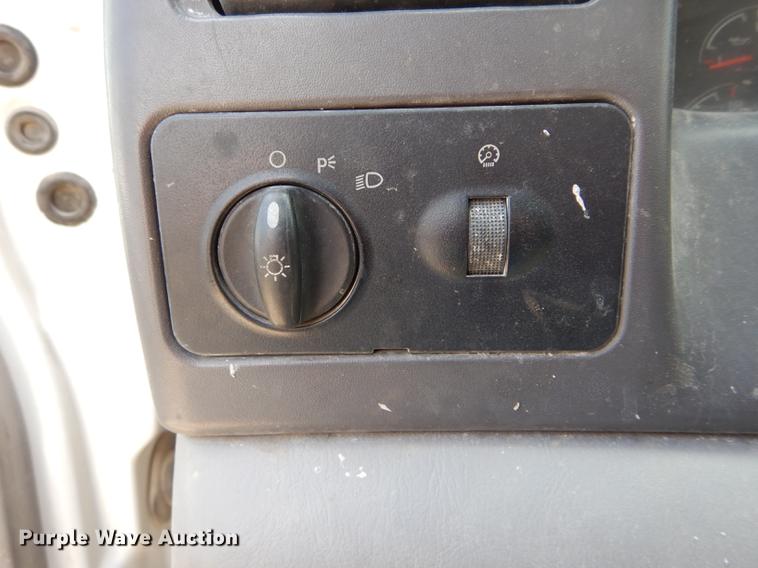 image for item DF7324 2001 Ford F350 Super Duty XL pickup truck