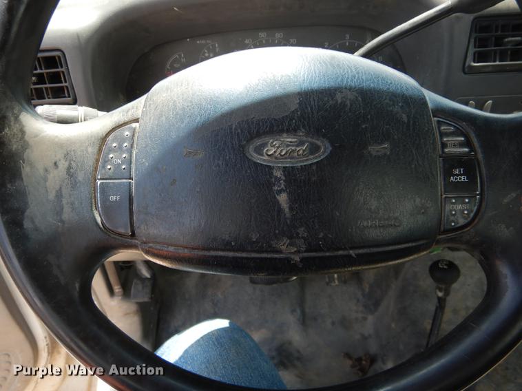 image for item DF7324 2001 Ford F350 Super Duty XL pickup truck