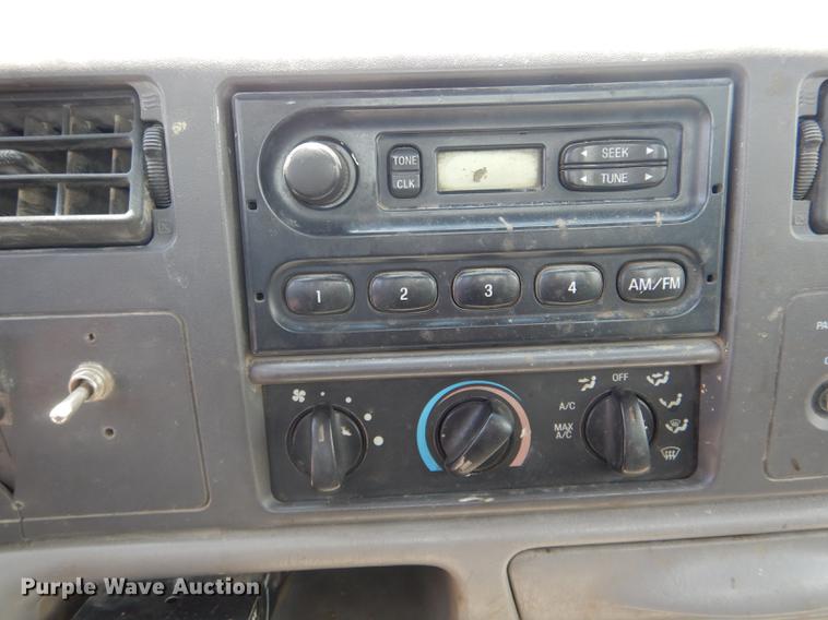 image for item DF7324 2001 Ford F350 Super Duty XL pickup truck