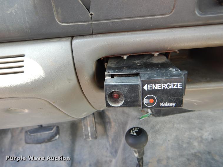 image for item DF7324 2001 Ford F350 Super Duty XL pickup truck