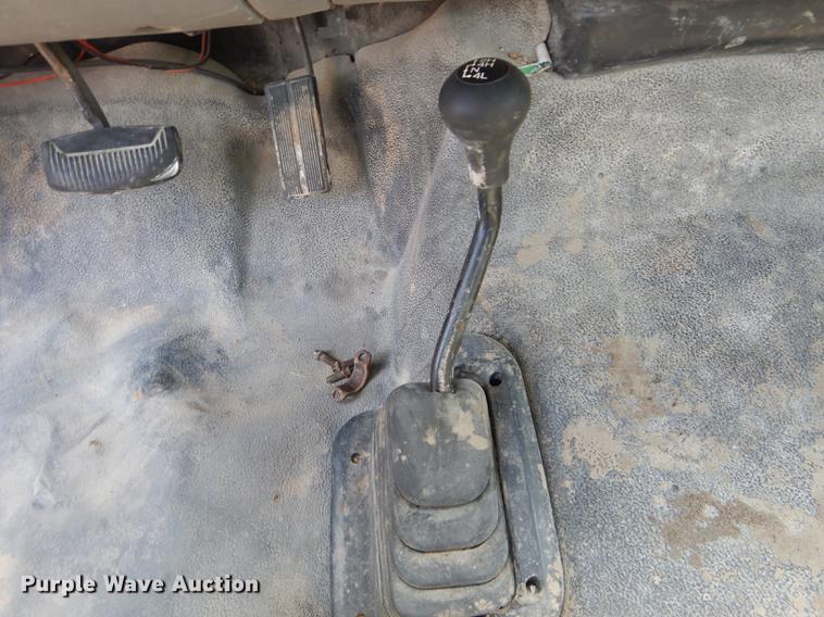 image for item DF7324 2001 Ford F350 Super Duty XL pickup truck