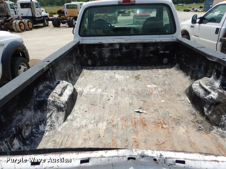 image for item DF7324 2001 Ford F350 Super Duty XL pickup truck