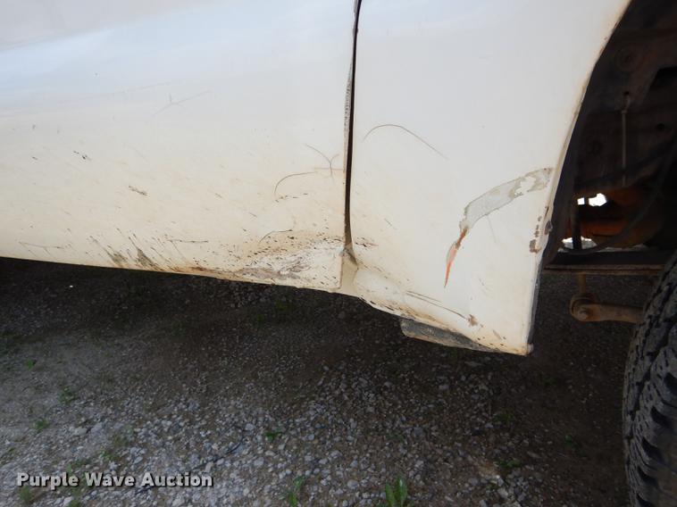 image for item DF7324 2001 Ford F350 Super Duty XL pickup truck