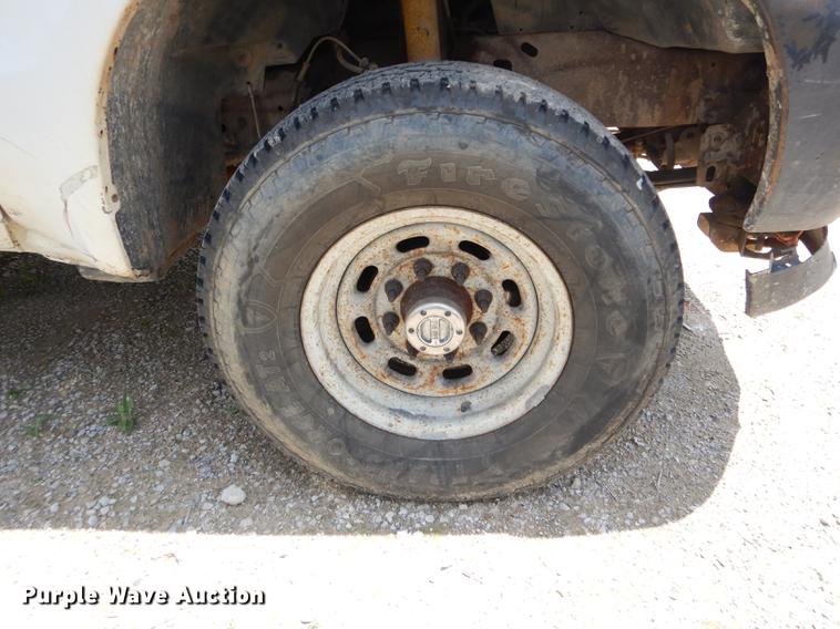 image for item DF7324 2001 Ford F350 Super Duty XL pickup truck