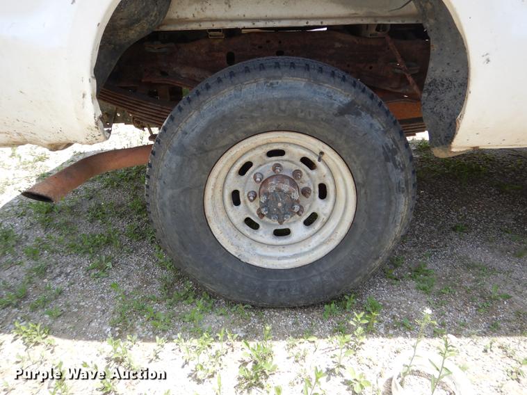 image for item DF7324 2001 Ford F350 Super Duty XL pickup truck