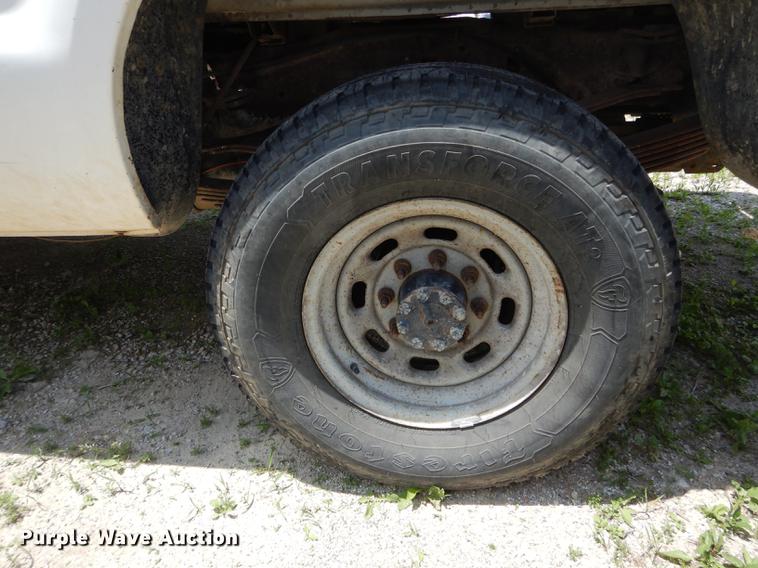 image for item DF7324 2001 Ford F350 Super Duty XL pickup truck