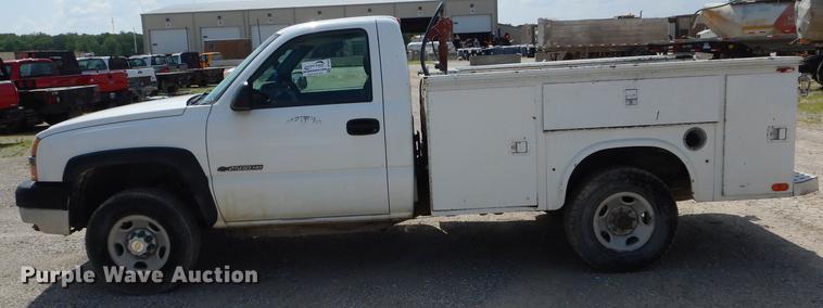 image for item DF7325 2003 Chevrolet Silverado 2500HD utility bed pickup truck