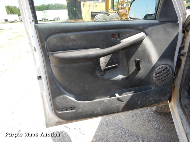 image for item DF7325 2003 Chevrolet Silverado 2500HD utility bed pickup truck