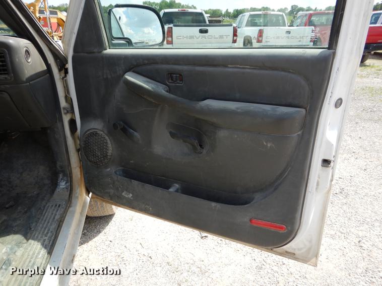 image for item DF7325 2003 Chevrolet Silverado 2500HD utility bed pickup truck