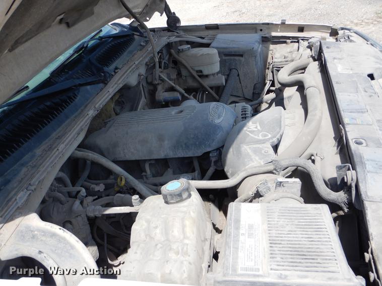 image for item DF7325 2003 Chevrolet Silverado 2500HD utility bed pickup truck