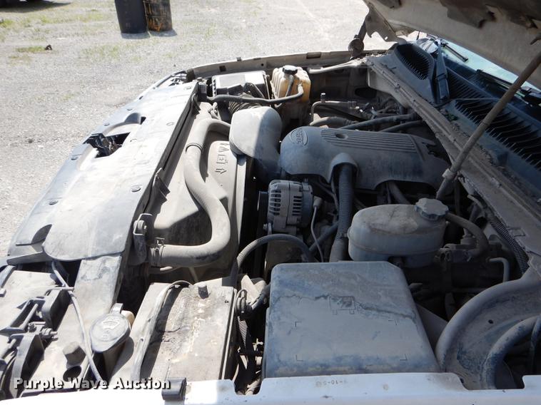 image for item DF7325 2003 Chevrolet Silverado 2500HD utility bed pickup truck