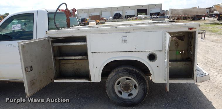 image for item DF7325 2003 Chevrolet Silverado 2500HD utility bed pickup truck