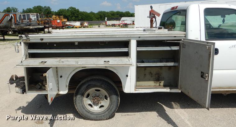 image for item DF7325 2003 Chevrolet Silverado 2500HD utility bed pickup truck
