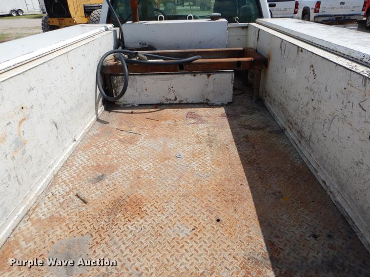 image for item DF7325 2003 Chevrolet Silverado 2500HD utility bed pickup truck