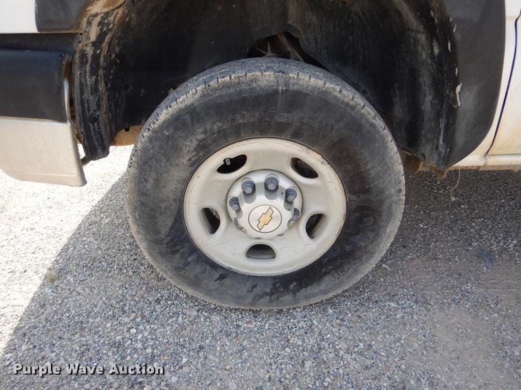 image for item DF7325 2003 Chevrolet Silverado 2500HD utility bed pickup truck