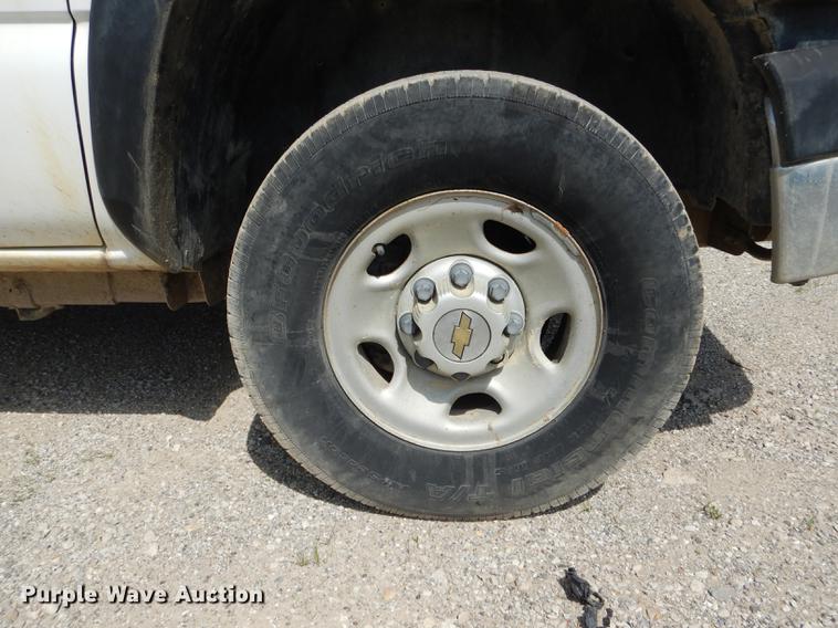 image for item DF7325 2003 Chevrolet Silverado 2500HD utility bed pickup truck