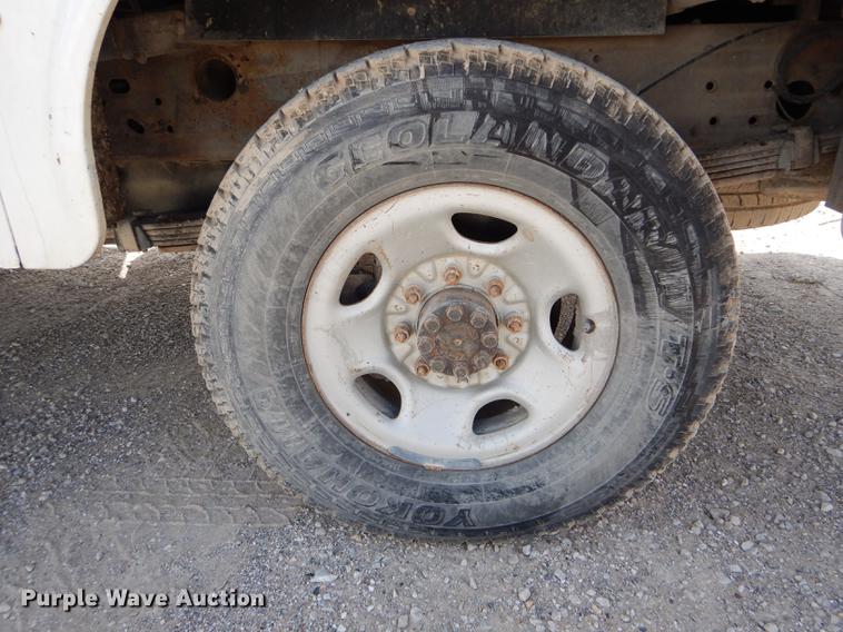 image for item DF7325 2003 Chevrolet Silverado 2500HD utility bed pickup truck