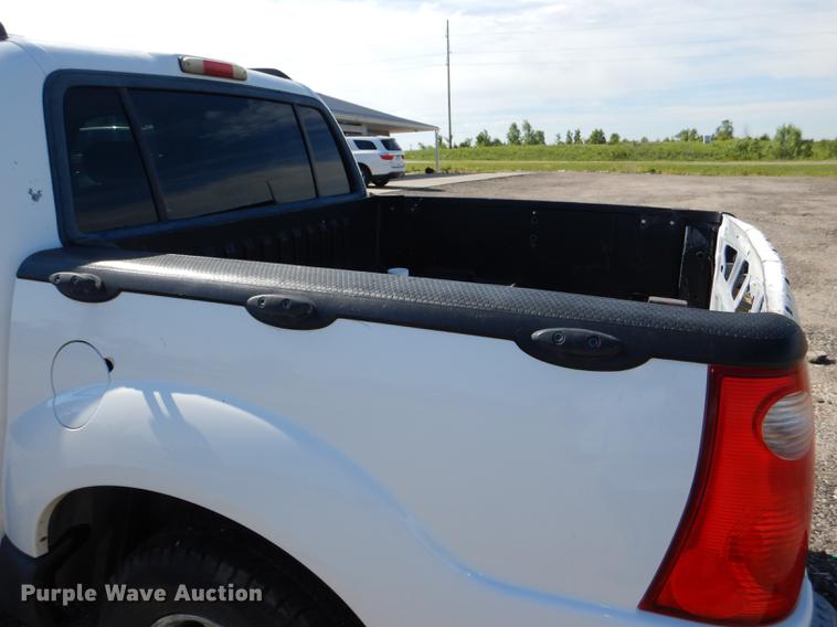 image for item DG1059 2004 Ford Explorer Sport Trac XLS Crew Cab pickup truck