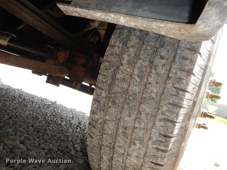 image for item DG1117 2004 Ford F350 Super Duty XL flatbed pickup truck