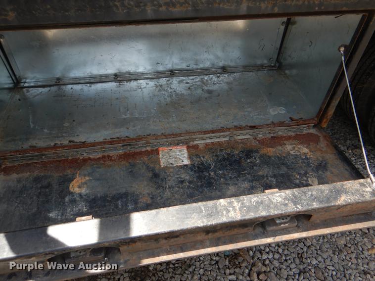 image for item DG1117 2004 Ford F350 Super Duty XL flatbed pickup truck