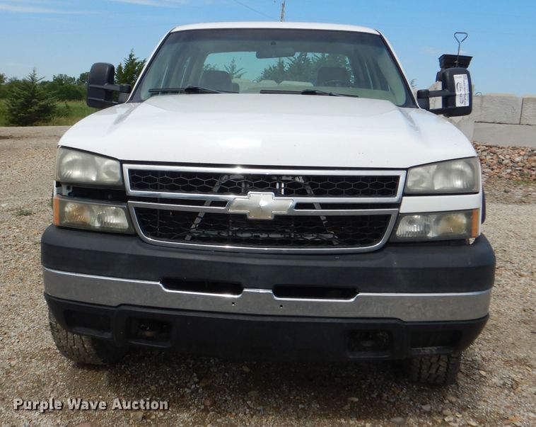 image for item DG1137 2006 Chevrolet Silverado 2500 Crew Cab pickup truck
