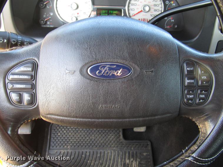 image for item DG1223 2006 Ford F350 Super Duty Crew Cab pickup truck