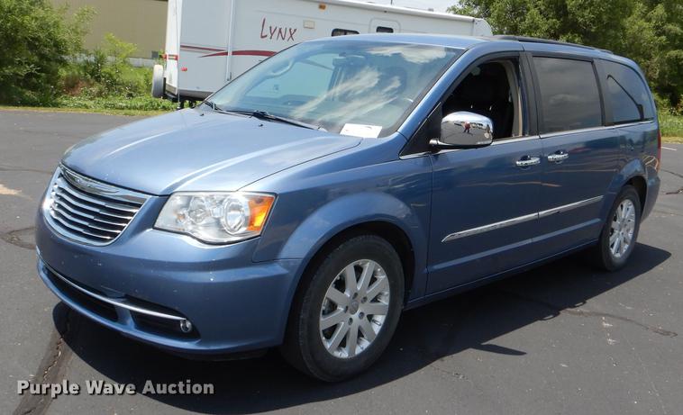 image for item DG4764 2012 Chrysler Town & Country van