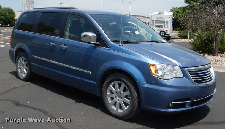 image for item DG4764 2012 Chrysler Town & Country van