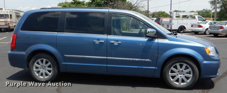 image for item DG4764 2012 Chrysler Town & Country van