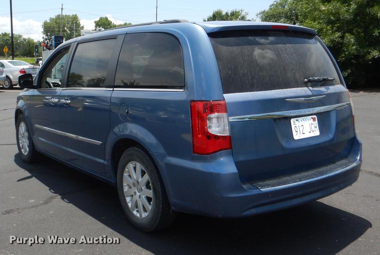 image for item DG4764 2012 Chrysler Town & Country van
