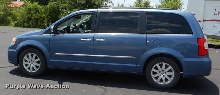image for item DG4764 2012 Chrysler Town & Country van