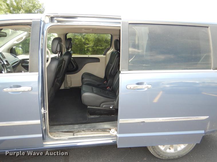 image for item DG4764 2012 Chrysler Town & Country van