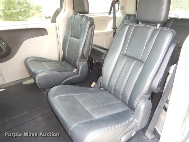 image for item DG4764 2012 Chrysler Town & Country van