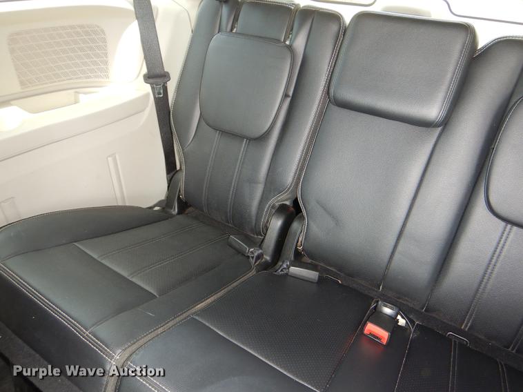 image for item DG4764 2012 Chrysler Town & Country van