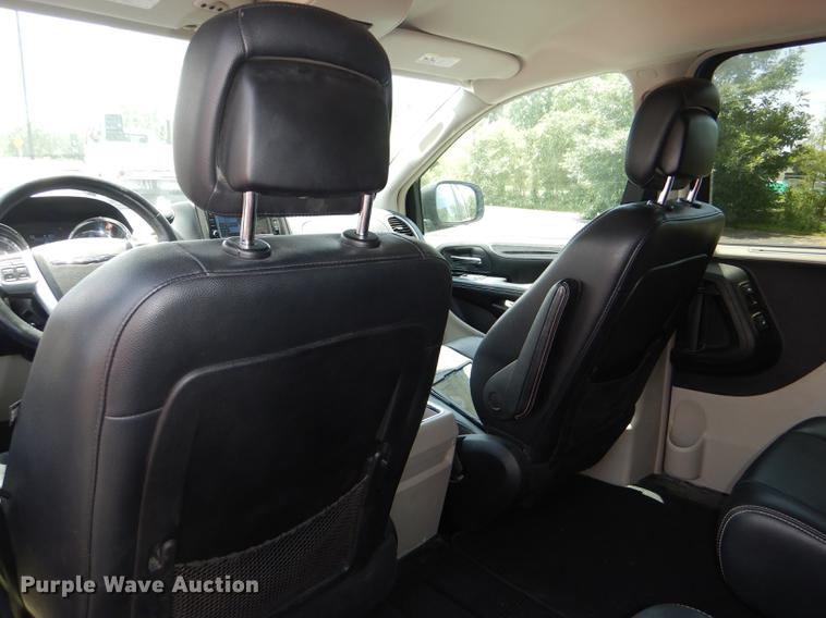 image for item DG4764 2012 Chrysler Town & Country van