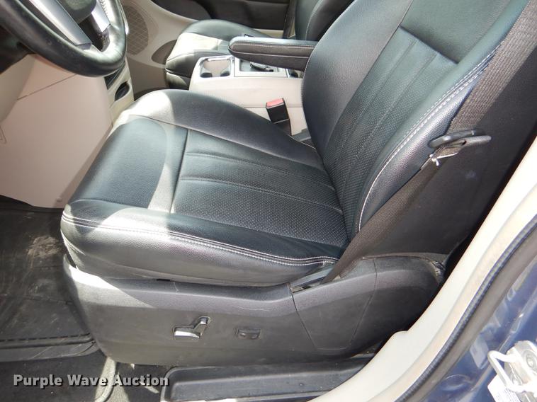 image for item DG4764 2012 Chrysler Town & Country van