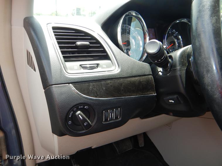 image for item DG4764 2012 Chrysler Town & Country van