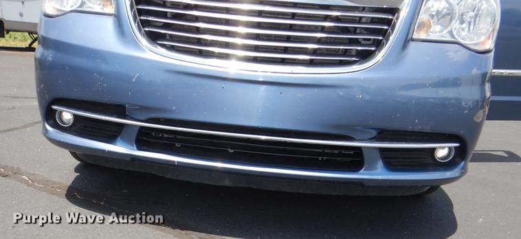 image for item DG4764 2012 Chrysler Town & Country van