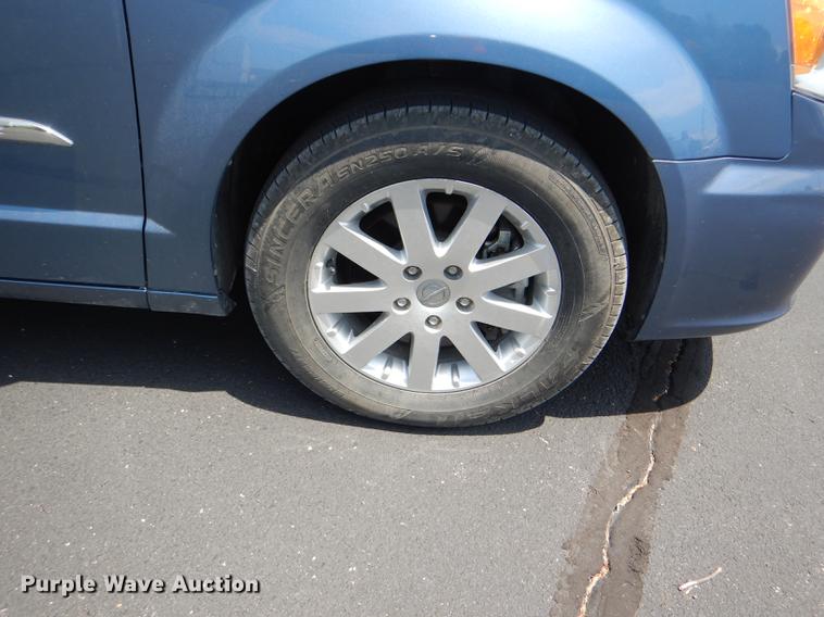 image for item DG4764 2012 Chrysler Town & Country van