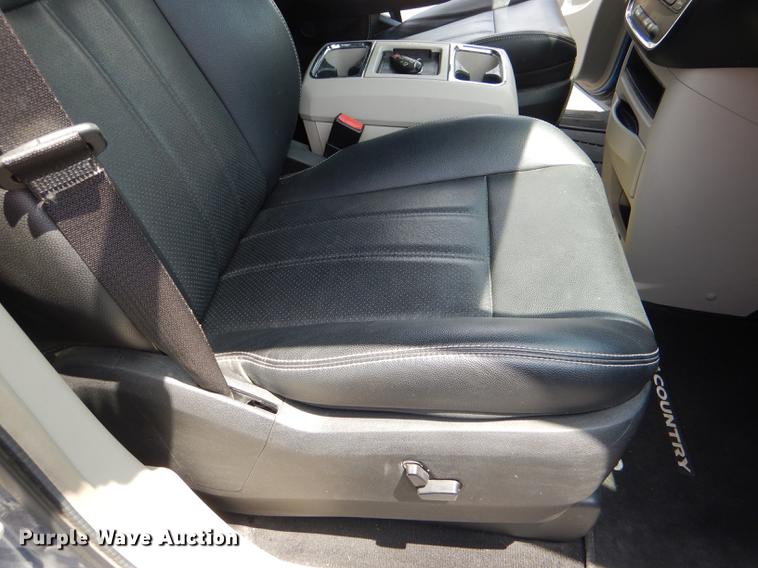 image for item DG4764 2012 Chrysler Town & Country van